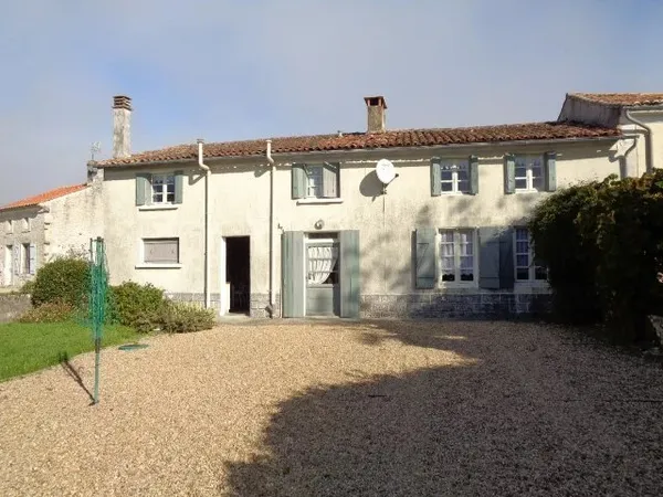 Pittoresque maison de village de 3 chambres avec cour ensoleillée et parking