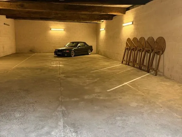 Place moto sécurisée en garage fermé