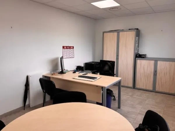 Lambesc, bureau de 17 m2 meublé.