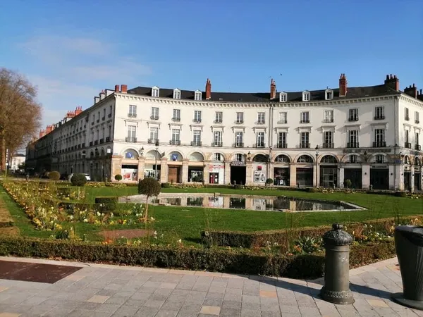Bureau et espace de travail Location Tours  95m² 1800€