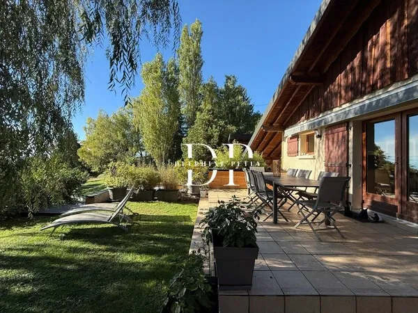 Maison à vendre 7 pièces de 165 m² habitables (215 m2 utiles) + 179 m² de sous-sol, terrain d'env. 2