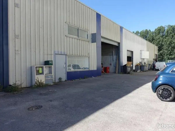 Local 617 m² Mandelieu-la-Napoule