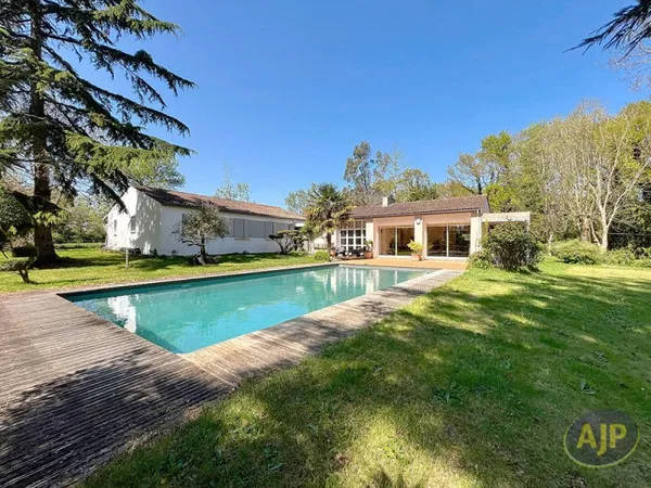 Maison familiale de plus de 230 m² habitables - VENANSAULT