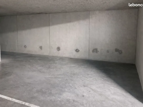 Très grande place de parking sous sol fermé