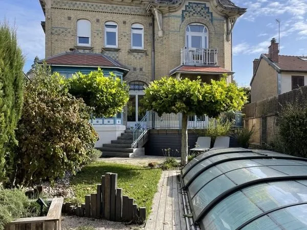 Maison 10 pièces 325 m²
