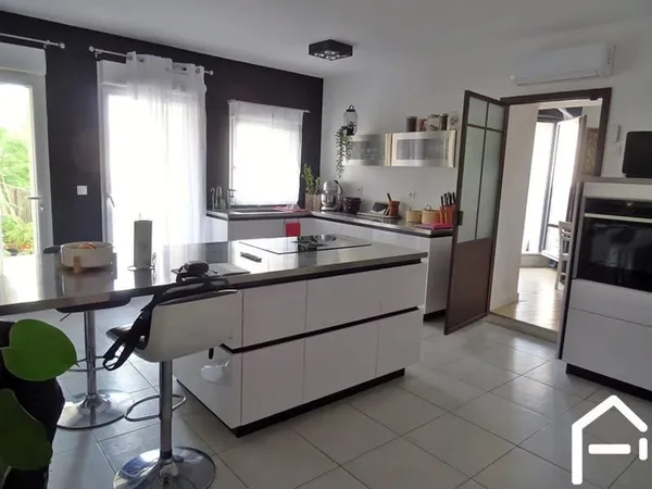 ( dep 34 Poussan 34560) loft 150 m2 . place de garage . 2 terras