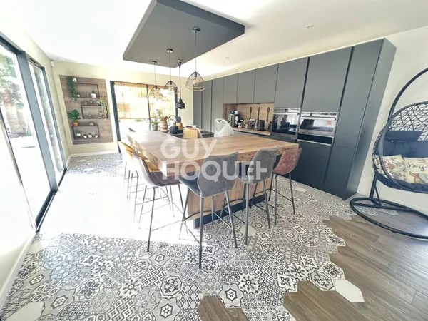 Maison 4 faces de standing, 4 chambres, piscine, jardin paysagé et domotique