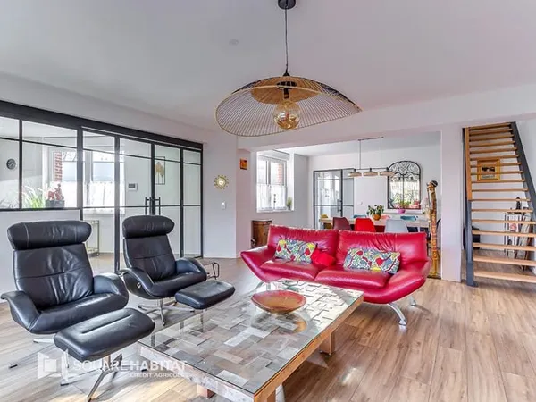 Maison contemporaine de 182 m2 grand garage et parking deux voitures.