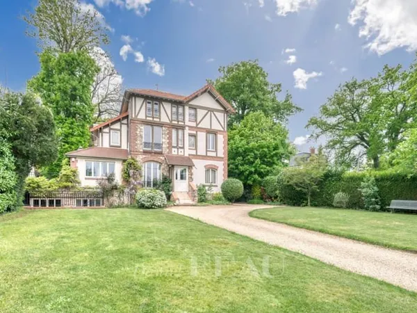 Garches - Demeure familiale, beau terrain plat.