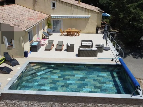 Propriété avec deux maisons, 69215m² de terrain avec piscine
