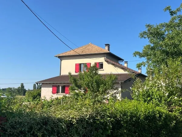 Vaste maison avec vue dégagée, grand jardin et dépendances