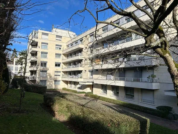 SAINT CLOUD - Bel appartement de 138 m² proche gare