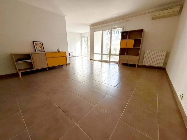Superbe T4 traversant avec piscine, tennis, parking et cave