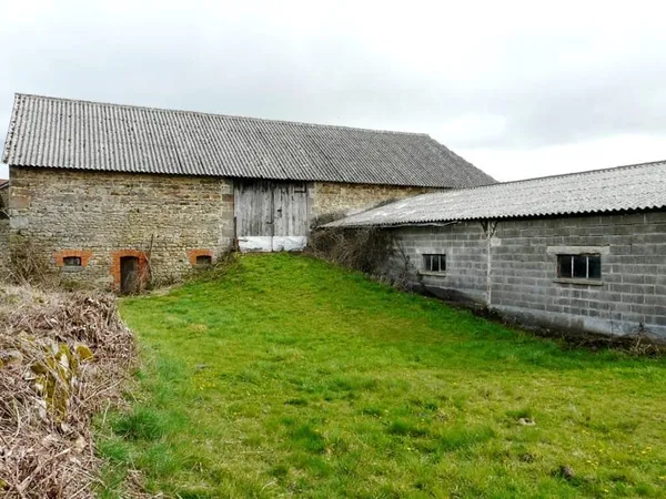 PLUS DE 500 M² DE STOCKAGE (ou autre) : stabulation construite en prolongement d'une ancienne grange