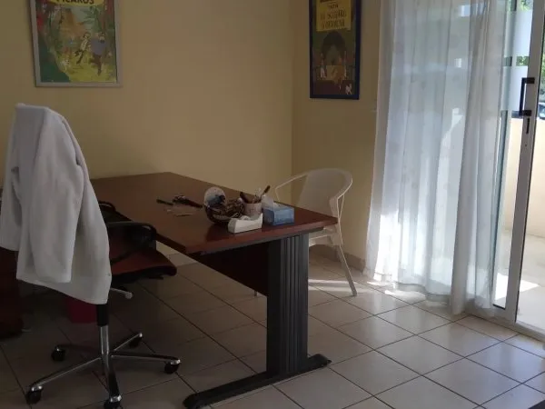 AUBAGNE – LOCAL PROFESSIONNEL / T4 EN REZ-DE-CHAUSSÉE – ENVIRONNEMENT MÉDICAL & LIBÉRAL – PARFAIT ÉT
