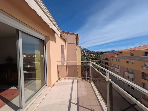 Vence Centre Beau 3 pièces en dernier étage avec terrasse