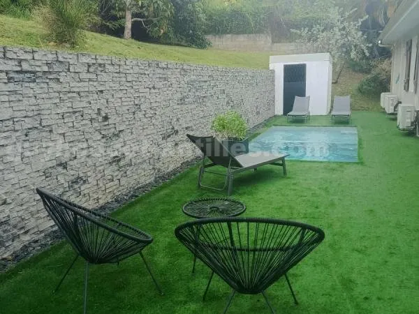 Sur les hauteurs de Sainte Luce, Villa divisée en trois habitations avec piscine, bacs à punch, terr