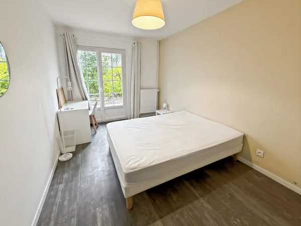 Chambre étudiante à louer dans pavillon spacieux avec jardin & piscine !