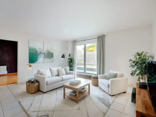 DEUX PIECES AVEC JARDIN/TERRASSE ET PARKING