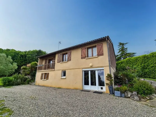 Maison T6 de 172m2 avec piscine et garage sur terrain de 2,8