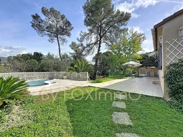 Roquefort les pins , proche centre , superbe jardin, piscine, dependance, position dominante.