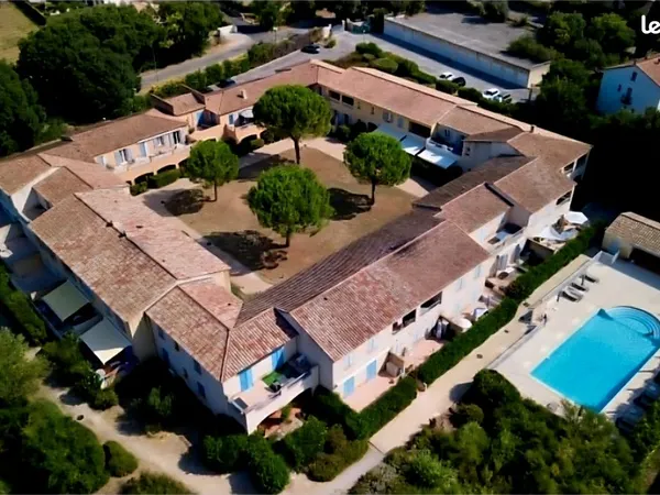 LORGUES VAR - T3 75 m2 DANS UNE RESIDENCE SECURISEE AVEC PISCINE - 10 MIN A PIEDS DU CENTRE VILLE