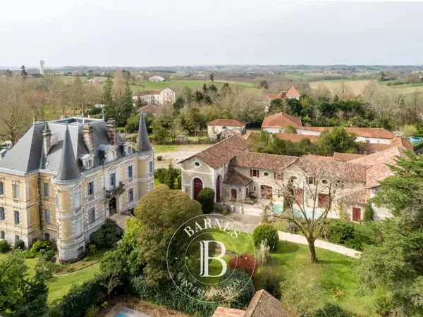 CHATEAU EMPIRE AVEC DEPENDANCES, A 45 MINUTES DE BIARRITZ