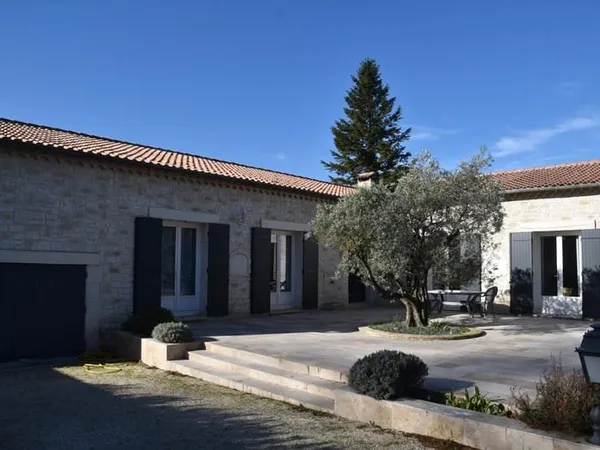 Villa de plain pied avec 5 chambres et une piscine sans vis à vis et au calme.