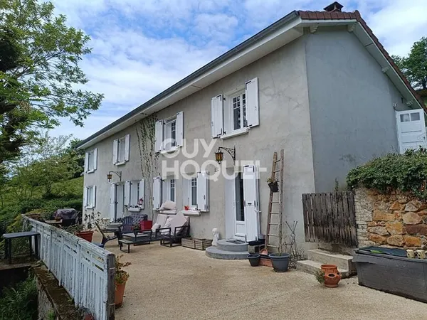 Belle maison avec piscine sur un terrain de plus de 2000 m²