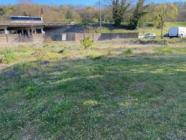 Terrain 594 m²