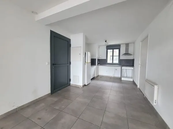 A 2 pas de l'Avenue Thiers, cet agréable T3 avec terrasse et jardin, en bon état général n'attend pl