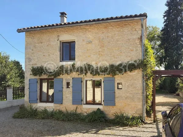 Belle maison en pierre avec jardin