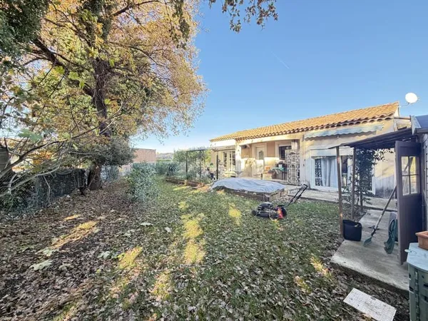 Régusse: Villa de 2008 édifiée sur un terrain de 787m2