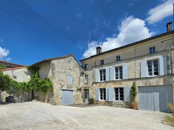 Belle maison de village du XIXème siècle près de Jarnac avec piscine et grand jardin clos