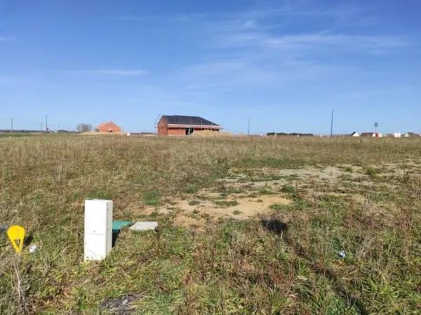Terrain 737 m²