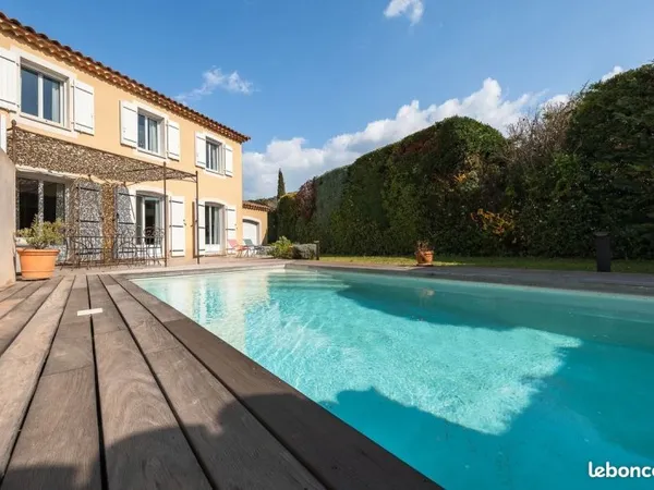 Villa de caractère T6 avec piscine et jardin paysager