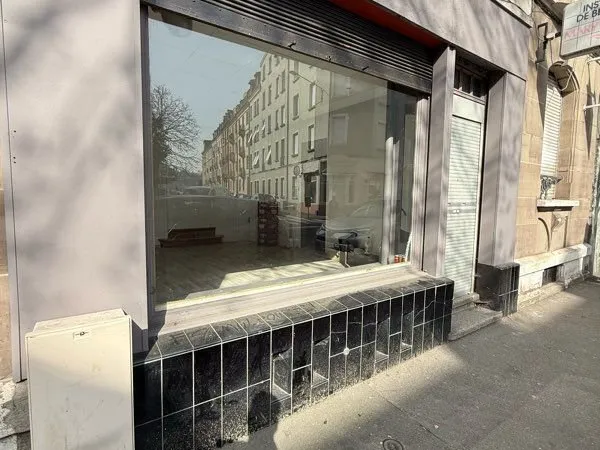 LOCAL COMMERCIAL À LOUER - 90 m²