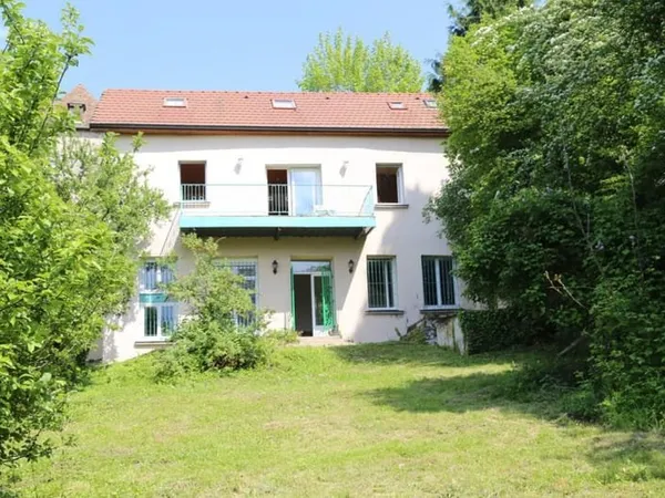 Maison de pierre entre ville et campagne avec vue dégagée