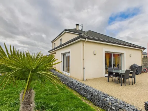 Beaux volumes pour cette maison récente