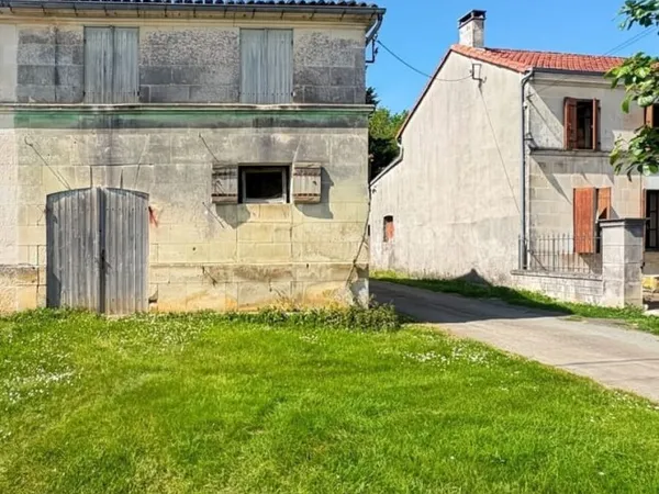 Bâtiment mitoyen à rénover dans le bourg de TESSON (17460)