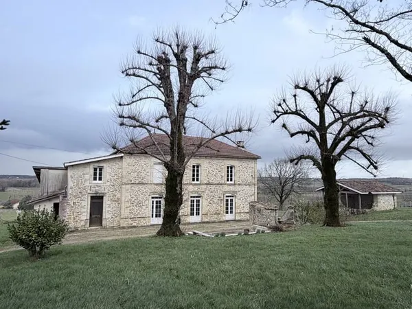 Belle maison en pierre rénovée, 4 chambres, bureau, jardin n