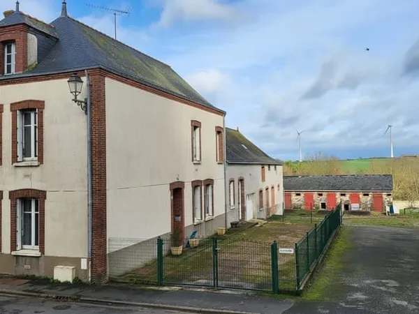 Ancienne ferme en plein bourg