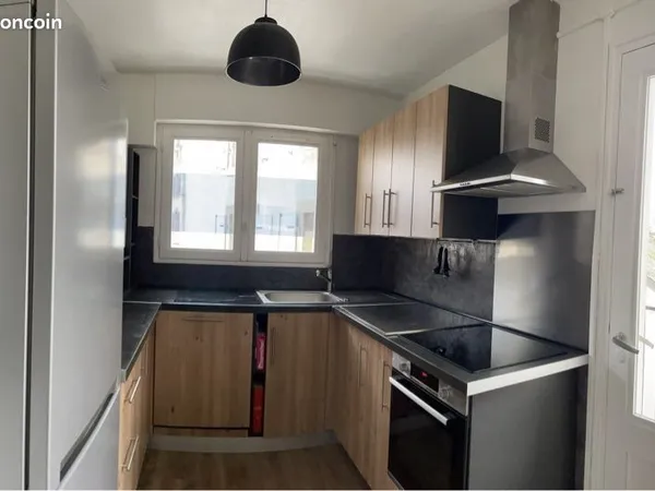 T4 Duplex Meublé Centre Quimperlé avec Balcon & Cour Privée - Disponible 1er mai