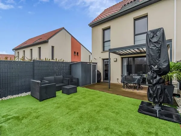 Chassieu, Duplex de 3 pièces avec jardin et parking