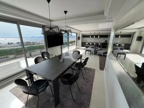 Penthouse entièrement rénové avec vue époustouflante