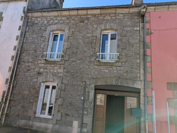 SEGLIEN MAISON EN PIERRE SOUS ARDOISES 65m² ENVIRON 4 PIECES PARCELLE DE 145M² ENVIRON