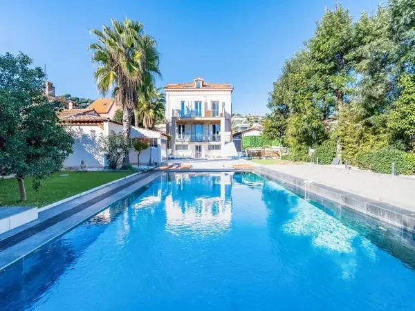 GOLFE-JUAN — VILLA DE PRESTIGE — VUE MER PANORAMIQUE — PISCINE — DÉPENDANCES