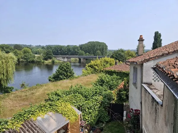Propriété médiévale modernisée de 3 étages dans un village surplombant la Vienne