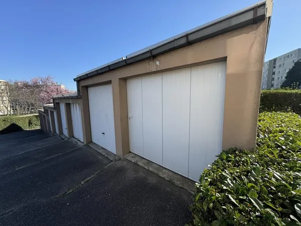 Garage / Parking