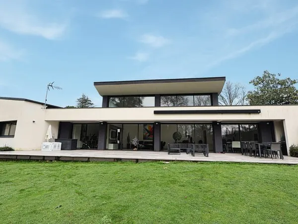 VERTOU BOURG - PASSAGE PRIVÉ - MAISON D'ARCHITECTE - 2300M2 DE
